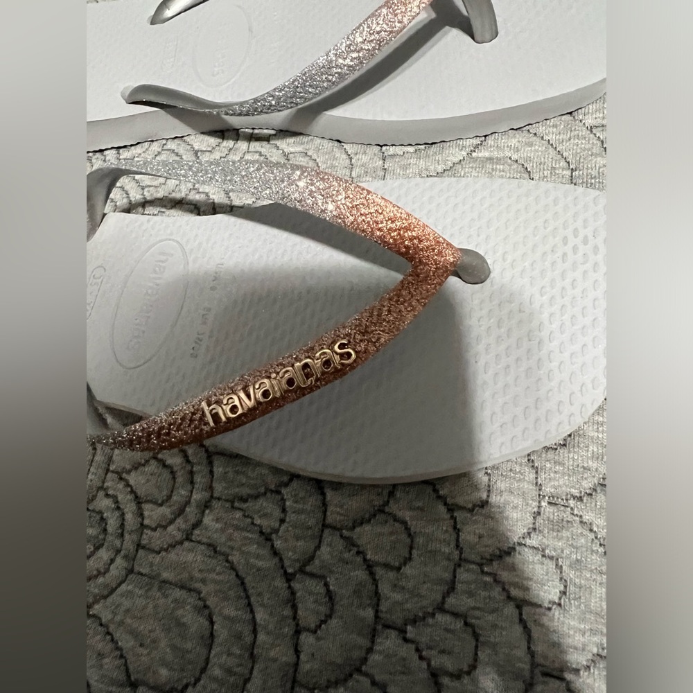 NEW Havaianas Women’s Gray Flip Flops with Rose Gold and Silver Glitter Straps - Picture 2 of 4